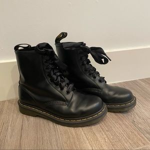 DR. MARTERNS 1460 WOMEN'S SMOOTH LEATHER LACE UP BOOTS